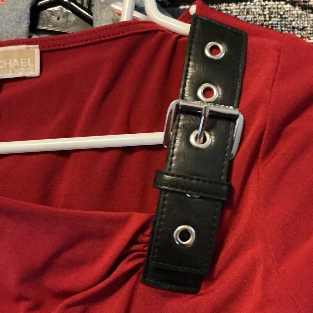 🌺VTG- Michael Kors Deep Red Asymmetric Drape Ruched Blouse/ ShoulderBlack Buckle - Picture 5 of 5